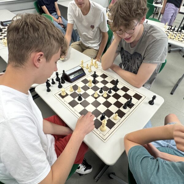 IMG_4952 Schüler während des Schachspielens