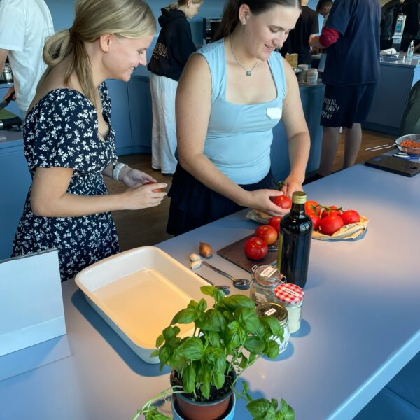 Schülerinnen schneiden Tomaten.