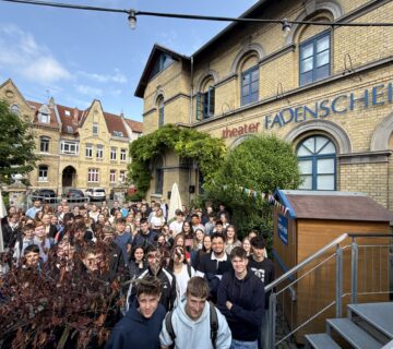 Schülergruppe vor dem theater FADENSCHEIN