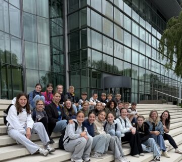 Schülergruppe vor der Autostadt