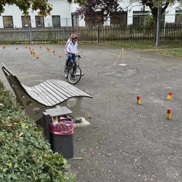 Schüler beim Fahrradfahren um Hindernisse