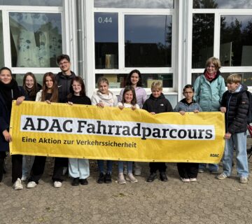 IMG_5562 Schülergruppe mit Banner "ADAC Fahrradparcours"