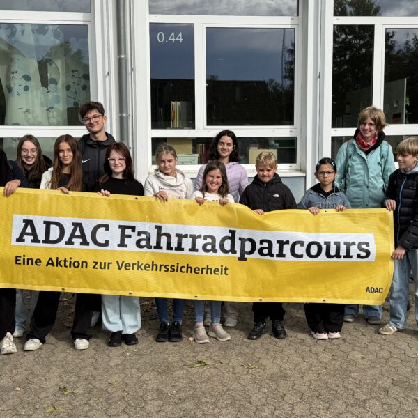 Schülergruppe mit Banner "ADAC Fahrradparcours"