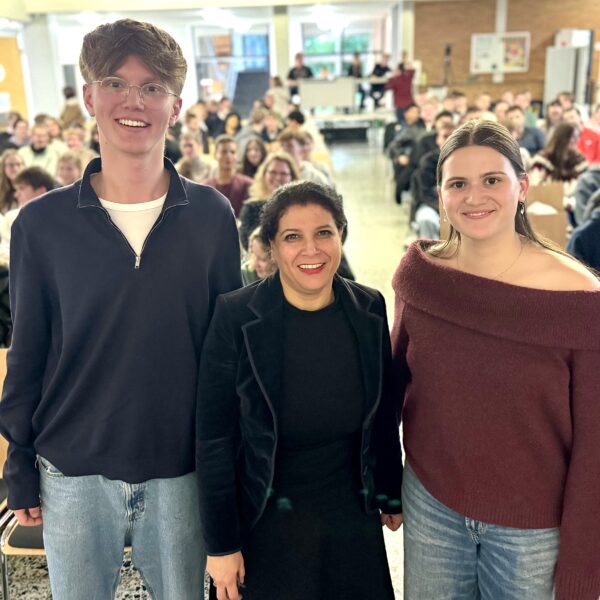 Dr. Nahed Samour mit dem Moderatoren-Team Nina Prieske und Nick Pullner.