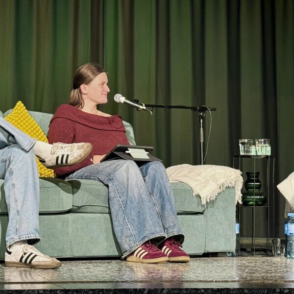 Dr. Nahed Samour mit dem Moderatoren-Team des JSG, Nina Prieske und Nick Pullner.